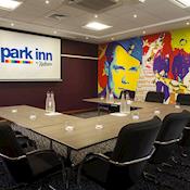 U-shape - Aviator - Park Inn by Radisson Hotel & Conference Centre Heathrow, London